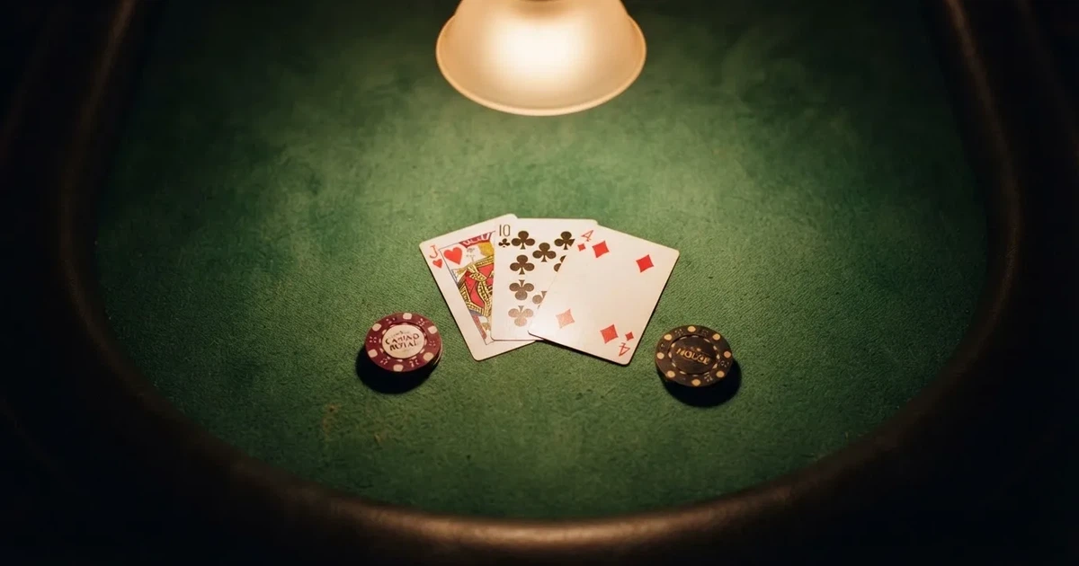 Mesa de jogo iluminada com cartas, vista de cima — casino com bingo em portugal